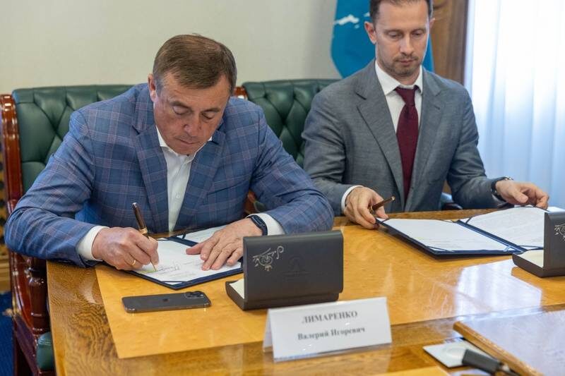 Соглашение о развитии российских навигационно-связных технологий подписали губернатор Сахалинской области Валерий Лимаренко и генеральный директор АО «ГЛОНАСС» Алексей Райкевич. / Фото: правительство Сахалинской области