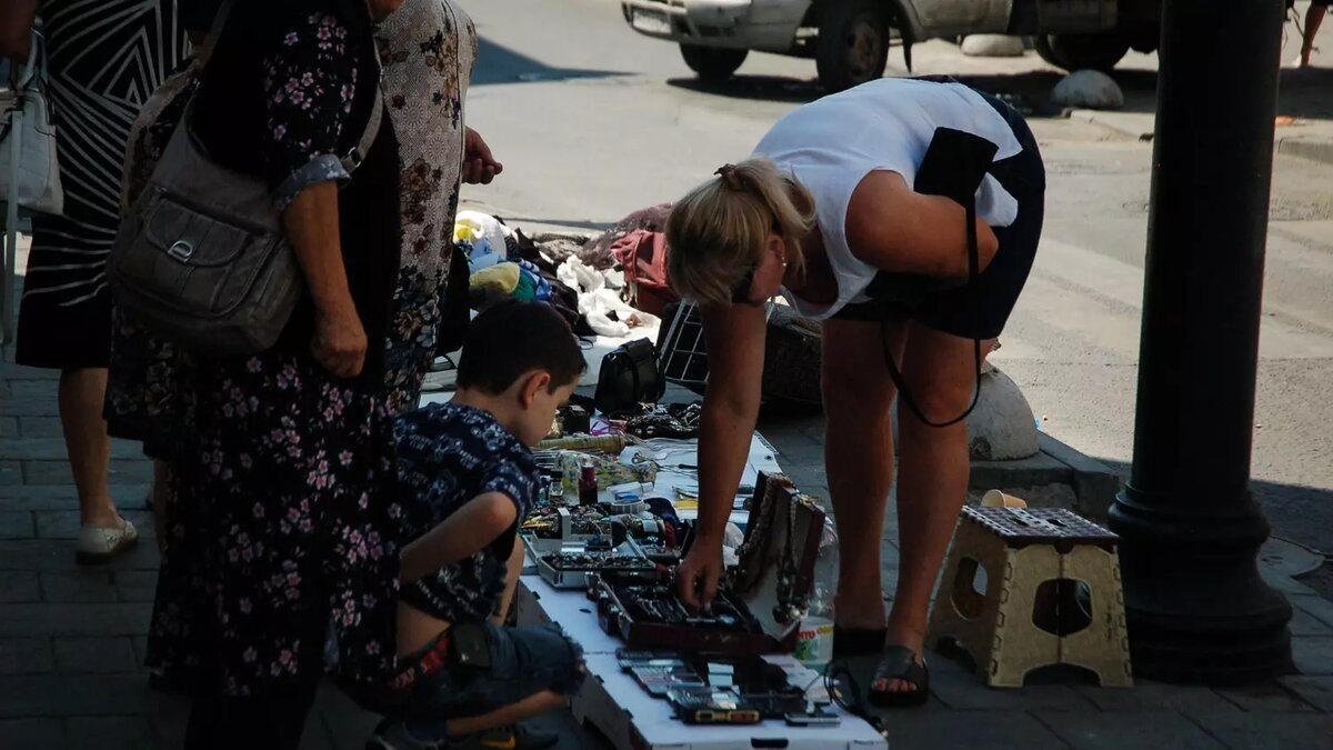 Почти единственный способ выжить: в центре Тюмени пенсионеры организовали  барахолку | nashgorod.ru | Дзен