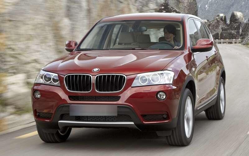    Длина BMW X3 составляет 4648 мм, клиренс – 212 мм, объем багажника – 550 л. Цена 10-летних машин достигает 1,9-3,0 млн рублей. То есть, в среднем кроссовер ощутимо дороже, чем Q5.