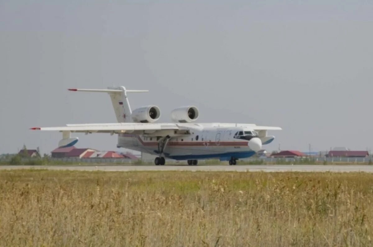    Появилось видео самолета, набирающего воду для тушения пожаров в Якутии