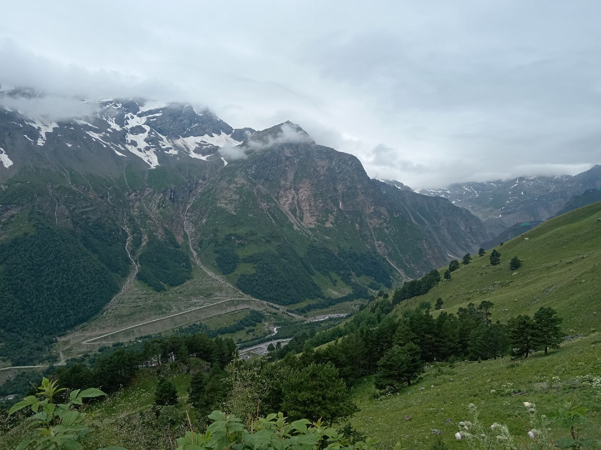 Место моего первого привала на отдых, когда было пройдено 1,5 часа от старта, примерно 2530 - 2550 м нум. Фото автора. 