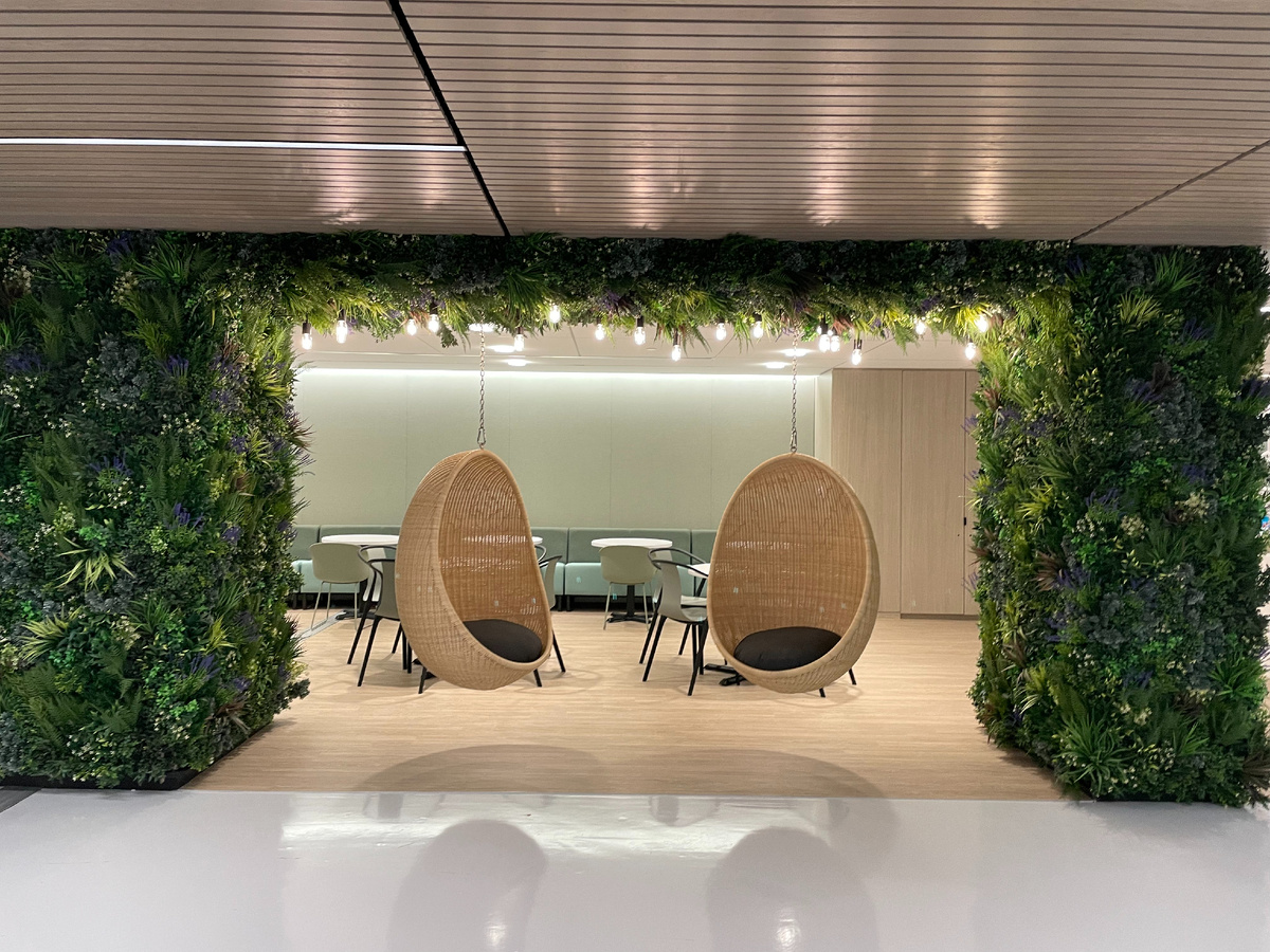 Фитостена из искусственных растений в офисе