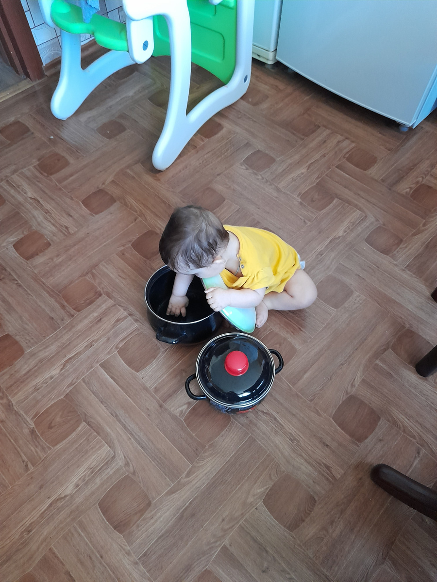 Даю сама ей кастрюли