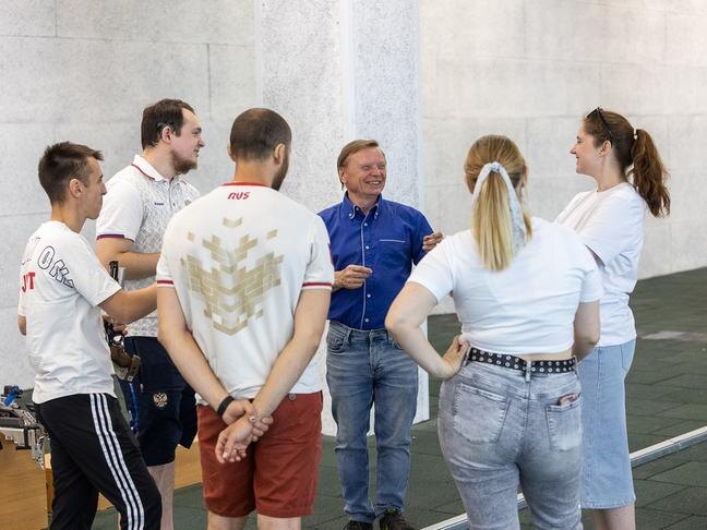 Сергей Кривцов в окружении своих подопечных / Фото: Алексей Дацковский