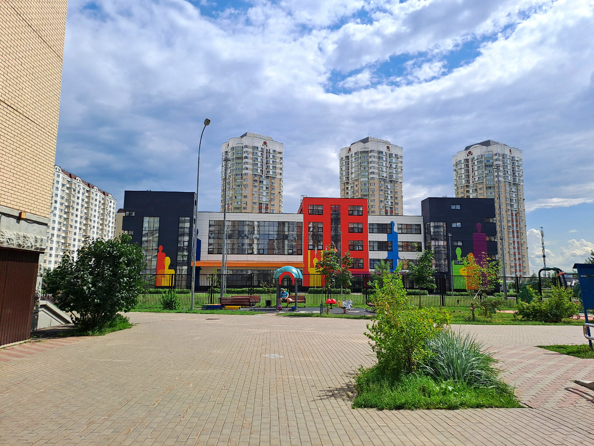 Судя по оформлению, это школа.