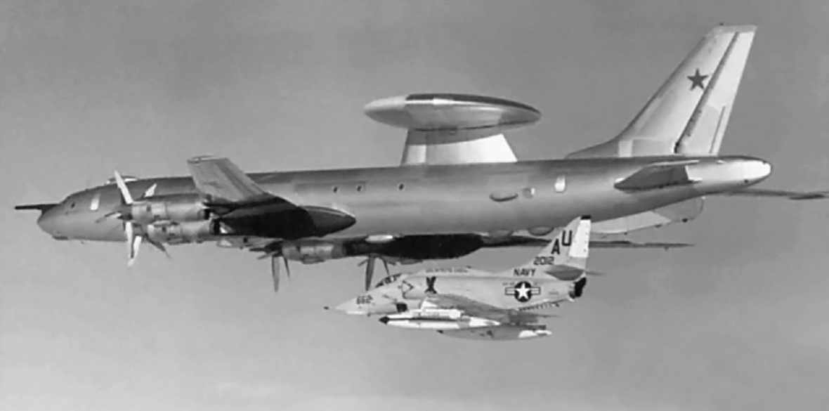 Картинка из свободных источников. За Ту-126 над Средиземным морем следит Douglas A-4E Skyhawk BuNo 152012 (AU-652) из ударной эскадрильи VA-45/Det.1 "Блэкбердс" с авианосца USS Intrepid в 1973 году.