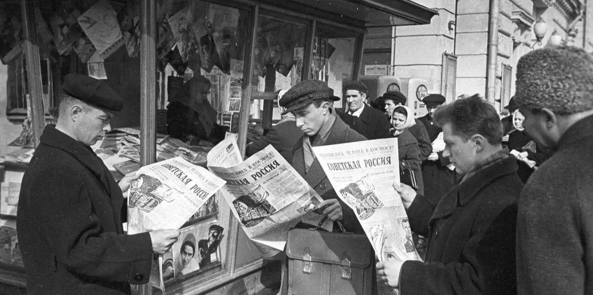 Люди со свежими газетами около киосков "Союзпечать" в 1960гг.