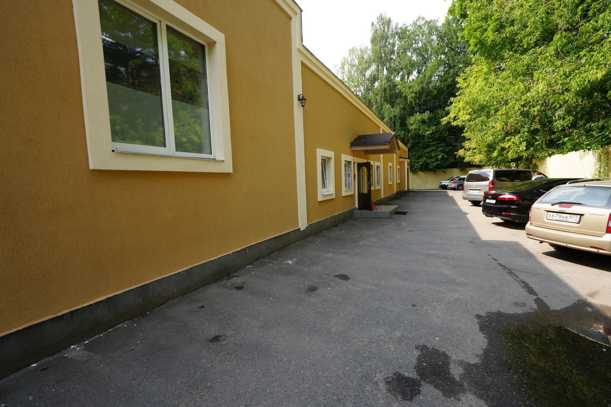 вход с торца здания