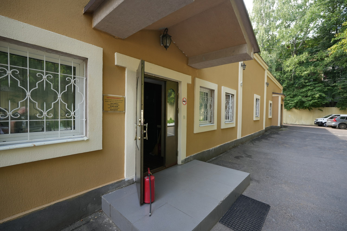 вход с торца здания