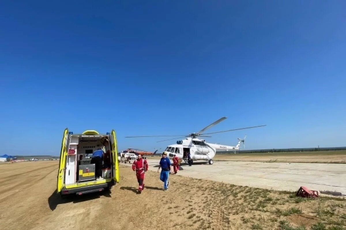    Поисково-спасательное воздушное судно Росавиации – вертолет Ми-8МТВ-1 авиакомпании «Полярные авиалинии» в аэропорту Маган.