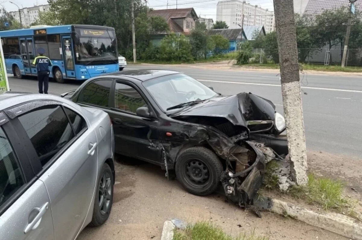    Водитель попытался поднять телефон, что привело к ДТП на мосту в Твери