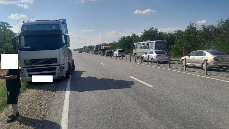    Внедорожник влетел в фуру на федеральной трассе Фото: Госавтоинспекция Ставрополья