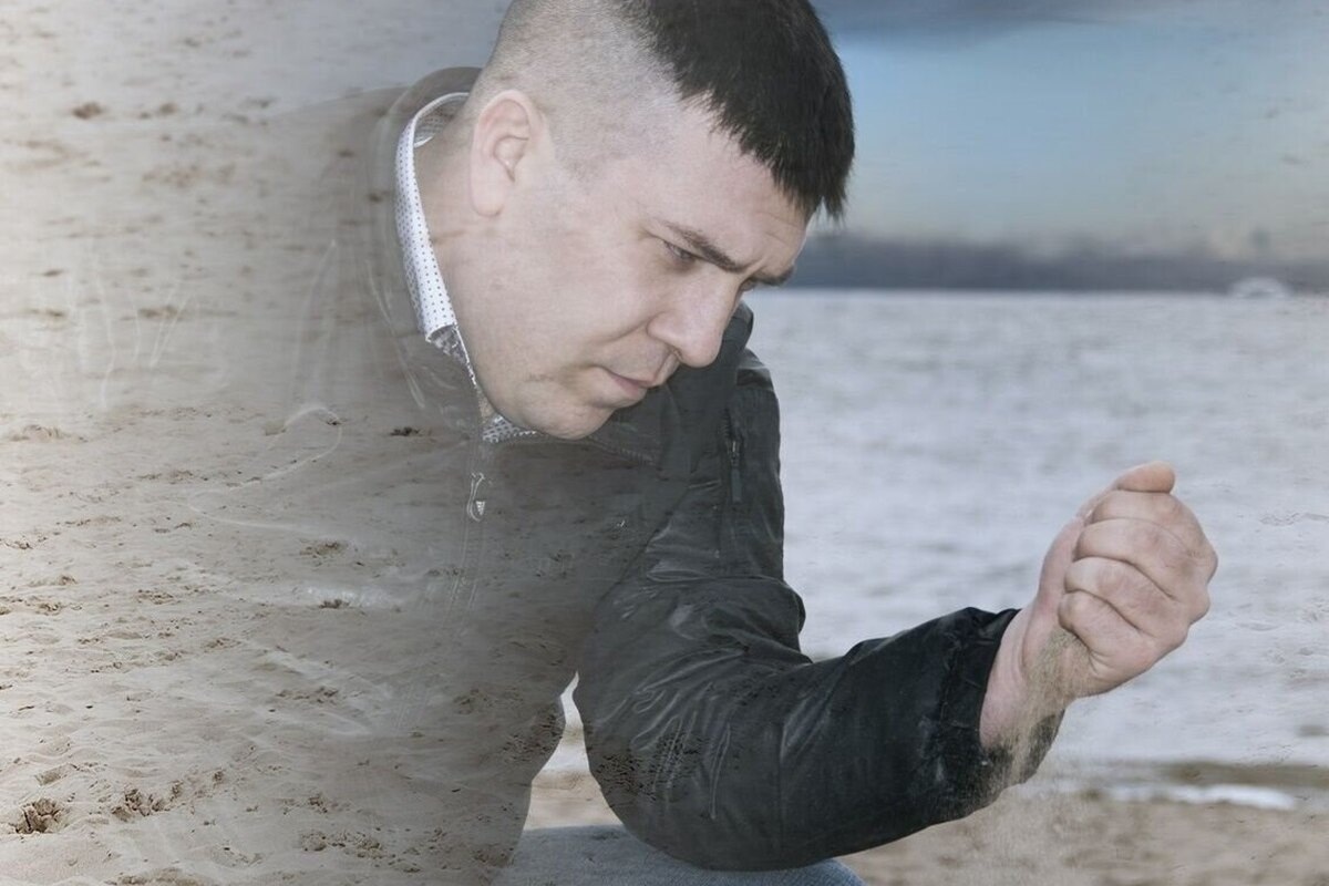     С героем мема «Грустный мужик с песком» сняли клип: он работает актером и сам пишет музыку