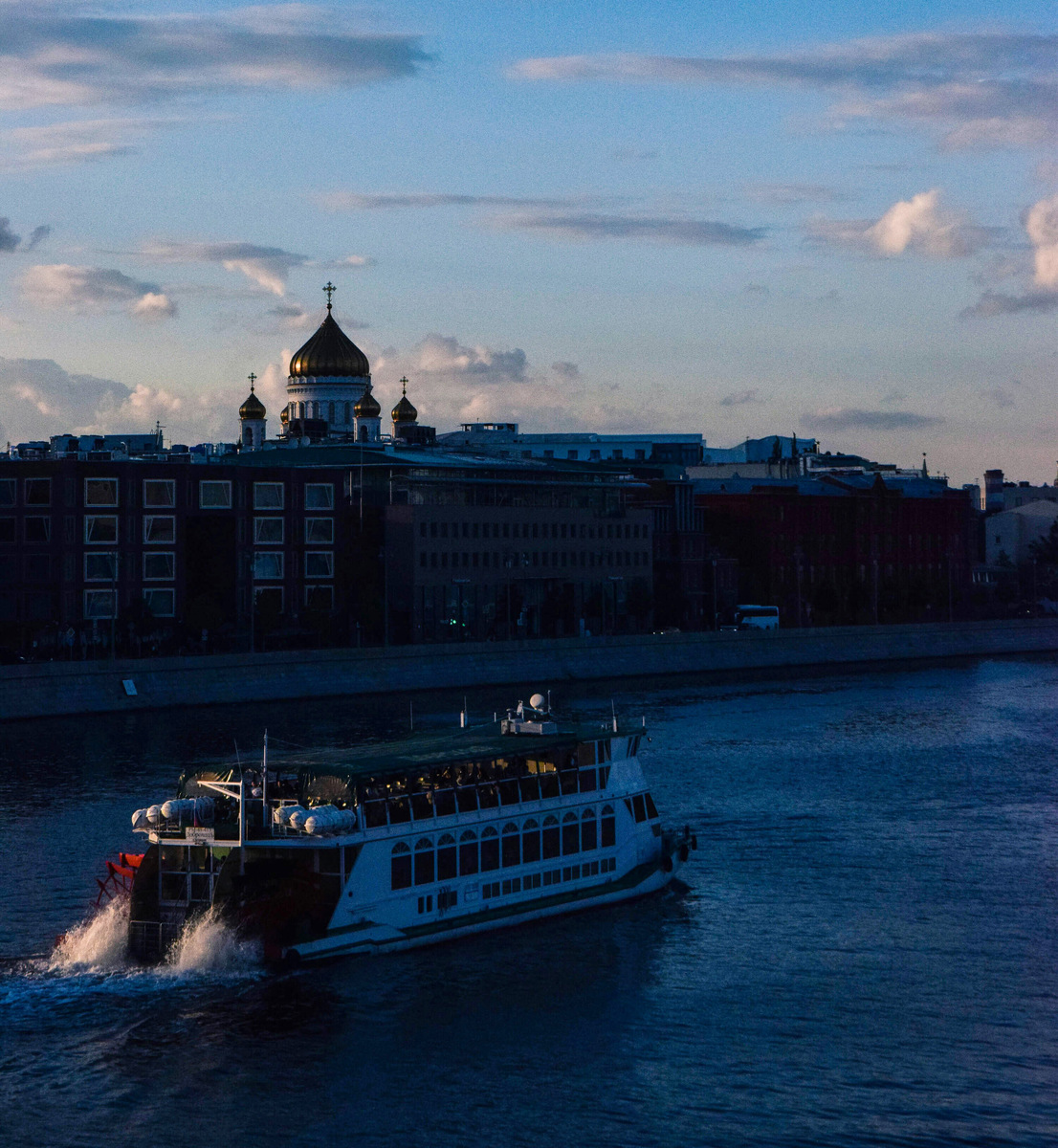 У вечерней Москвы особая атмосфера, особенно из прогулочного корабля. Можно также заказать ужин прямо на теплоходе и отлично провести вечер, любуясь видами столицы. Фото: Vladimir Sayapin / Unsplash