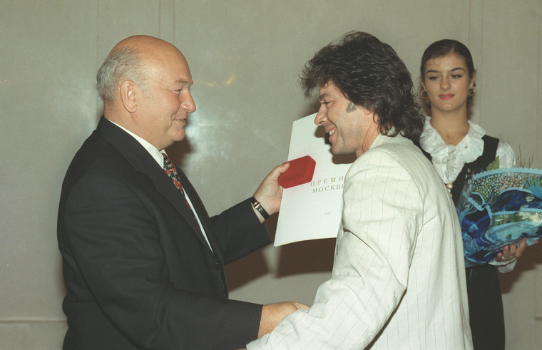 Заслуженный артист России Олег Газманов (справа) получил премию мэрии Москвы за постановку и исполнение концертной программы «Господа офицеры-96». Фото: Олег Булдаков/ТАСС