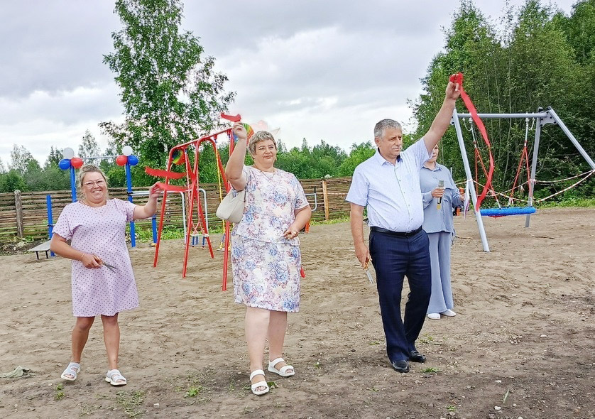 Разрезали красную ленточку (слева направо) Марина Плотникова, Любовь Семерикова и Сергей Крохалев