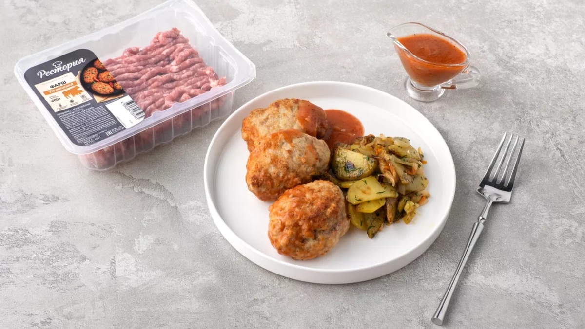 Любые котлеты, биточки или тефтели станут вкуснее, если потомить их в густом томатном соусе. Он легко готовится из томатной пасты, обжаренного лука и сушеных трав, а для густоты в него добавляют немного муки. Вымесите котлетный фарш с размоченным в молоке хлебом и луком, сформируйте котлеты и обжарьте их до корочки. Затем соедините на сковороде продукты для соуса и прогрейте в нем котлеты несколько минут.