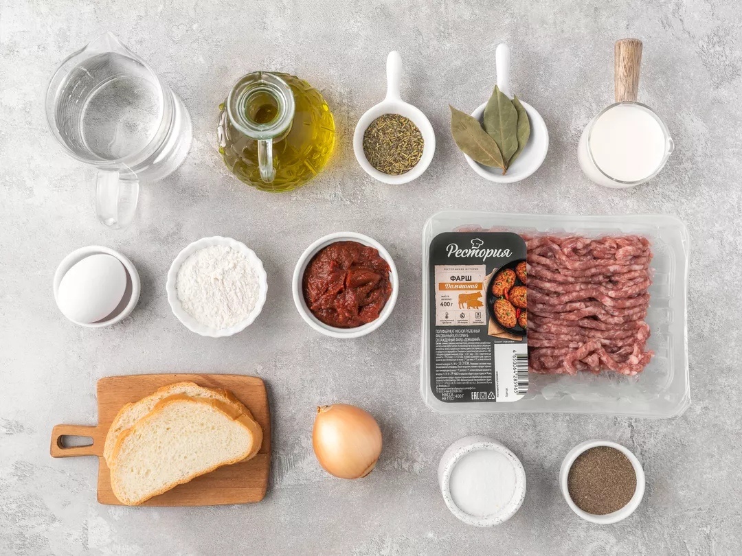 Вымойте и почистите лук. Помойте куриное яйцо, подготовьте миски и сковороду с крышкой