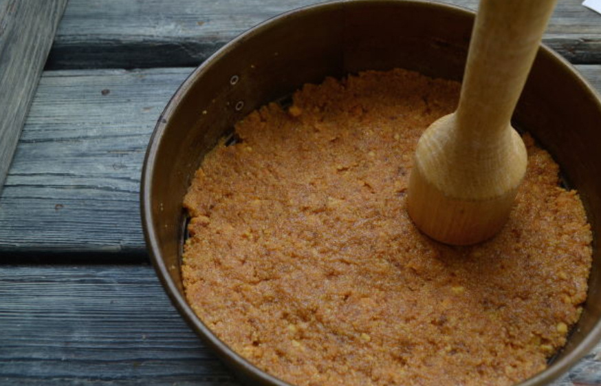 Уложите масляную крошку в разьемную форму диаметром 19-20 см, утрамбуйте пальцами, тыльной стороной ложки или картофелемялкой, например. Поставьте форму в холодильник, пока готовится начинка.