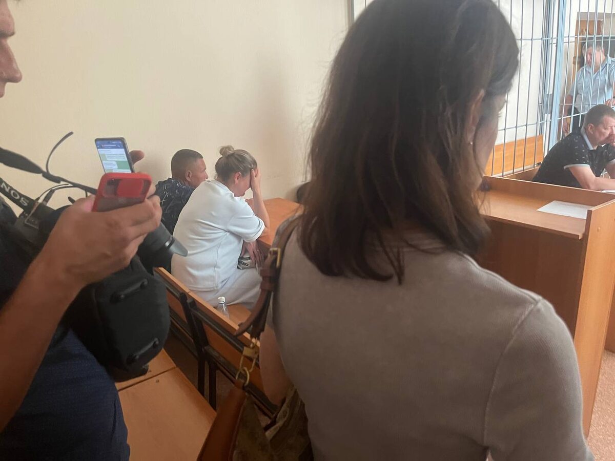 Мать (в белом) плачет о судьбе 16-летнего сына. Фото: t.me/matveevkomment.  