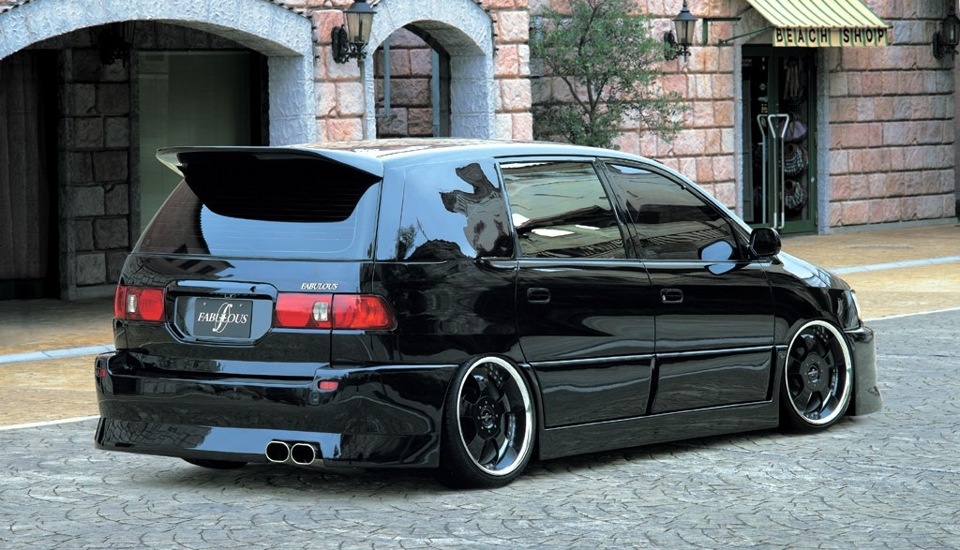  Сегодня мы идем  на  авторынок покупать  машину.  Это необходимо для решения проблемы  обретения  жилья на  новом месте жительства.  Ведь средств  катастрофически  не  хватает,  и Лия придумала  купить здесь  иномарку,а по приезду  продать. Японские автомобили в цене, навар так сказать, существенно поможет прикупить  желаемое. В автомобилях мы мало  что  смыслим. Лия  записалась  на курсы  в автошколе, твердо  решив  стать  водителем. Приглядывала  машину прикидывая, какая вызовет  наибольший  интерес. Ну  вот же   она-  минивен  , тойота . Белоснежная,  семиместная, вся  в  обвесах по современной  моде, чья-то мечта. Родственники  убедительно  советовали  эту  машину – надежный  семейный автомобиль. Купили, да уж, у нас как говорится  в известной  пословице- не  потопаешь, не полопаешь. Чтобы  снять ее  с учета в ГАИ пришлось ночь отстоять  в очереди. Такая  была  движуха  с машинами.  Утром  измученные,  но  окрыленные едем  домой, осталось  поставить « сокровище»  на платформу  товарняка  и в путь! 