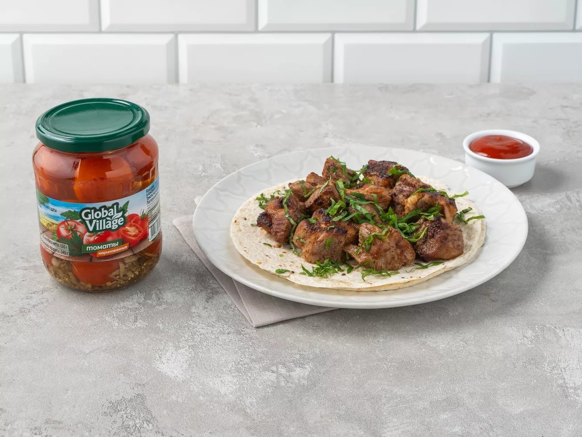Ключ к успеху в приготовлении любого шашлыка: мариновать мясо достаточно долго, чтобы оно стало мягким и вобрало аромат. Лучше оставить его на ночь — этого времени точно хватит. Рассол от маринованных помидоров обычно содержит специи, травы, уксус, сахар и соль, поэтому он отлично подходит для маринования мяса.