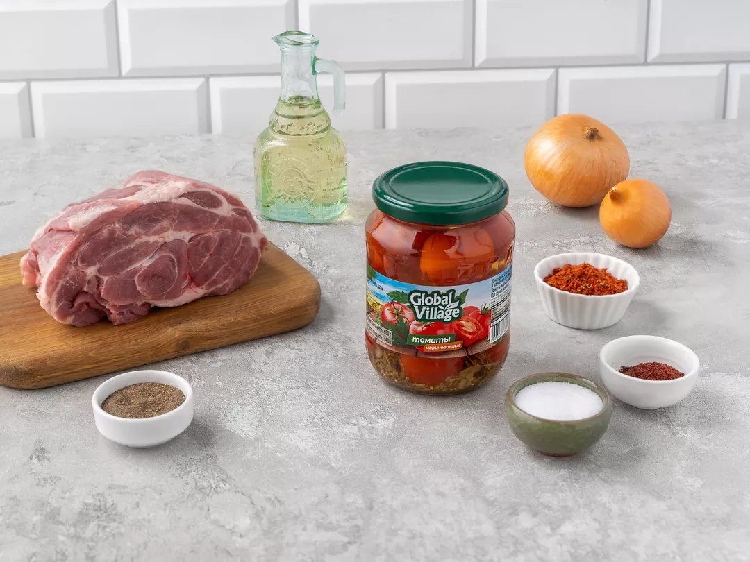 Разморозьте, помойте и вытрите мясо. Помойте и почистите репчатый лук. Не сливайте рассол с помидоров — он тоже понадобится при готовке.