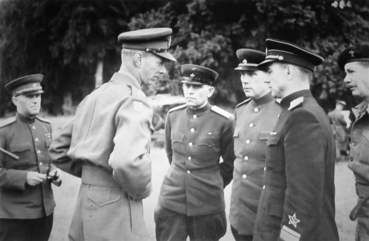 Военно-морской атташе при посольстве СССР в Великобритании контр-адмирал Николай Михайлович Харламов, возглавляющий группу советских военных наблюдателей в Нормандии (справа), беседует с командующим британской 2-й армией генерал-лейтенантом Майлзом Демпси (Miles Christopher Dempsey) Нормандия, Франция: июль 1944
Автор: Эдвард Мэлиндайн (Edward G. Malindine)