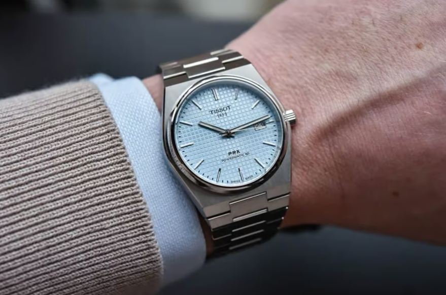 Часы Tissot PRX Powermatic 80 (здесь - ледяной синий) доступны в различных цветах.