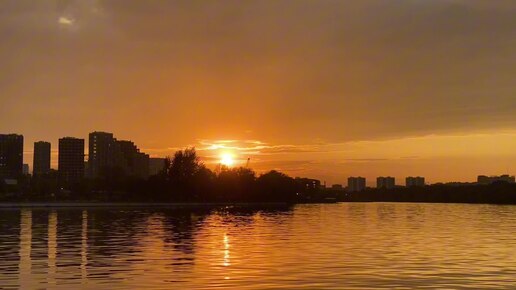 Очередной красивый закат у Москвы-реки.