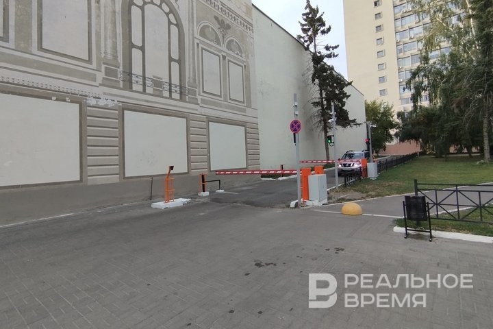 На месте парковки у второго здания университета планировали вырыть библиотечное фондохранилище. Радиф Кашапов / realnoevremya.ru