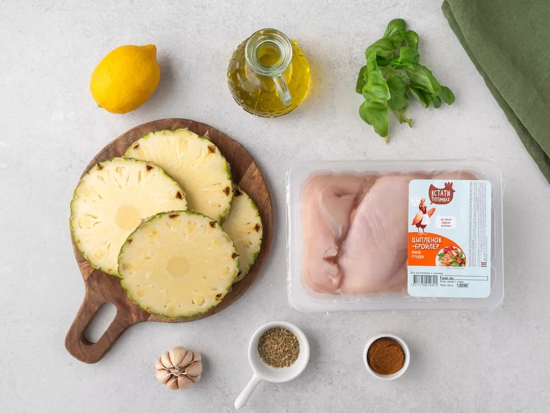 Хорошо промойте и вытрите куриное филе. Вымойте зелень, овощи и фрукты. Снимите с чеснока шелуху. Очистите ананас от кожуры. Подготовьте блендер.