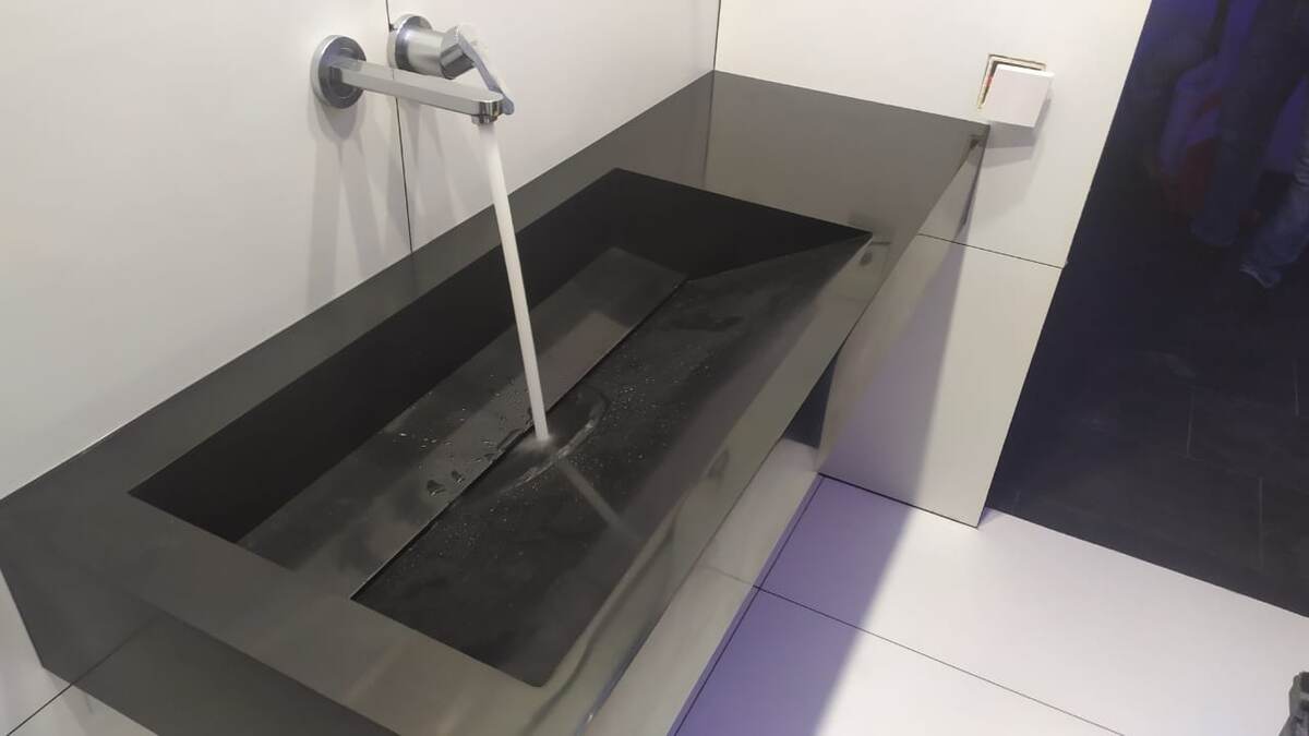 раковина из черного искусственного камня
