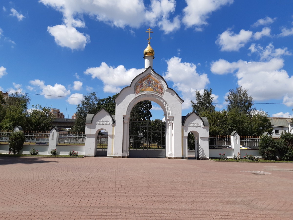 Еще один вход на территорию справа от главной улицы