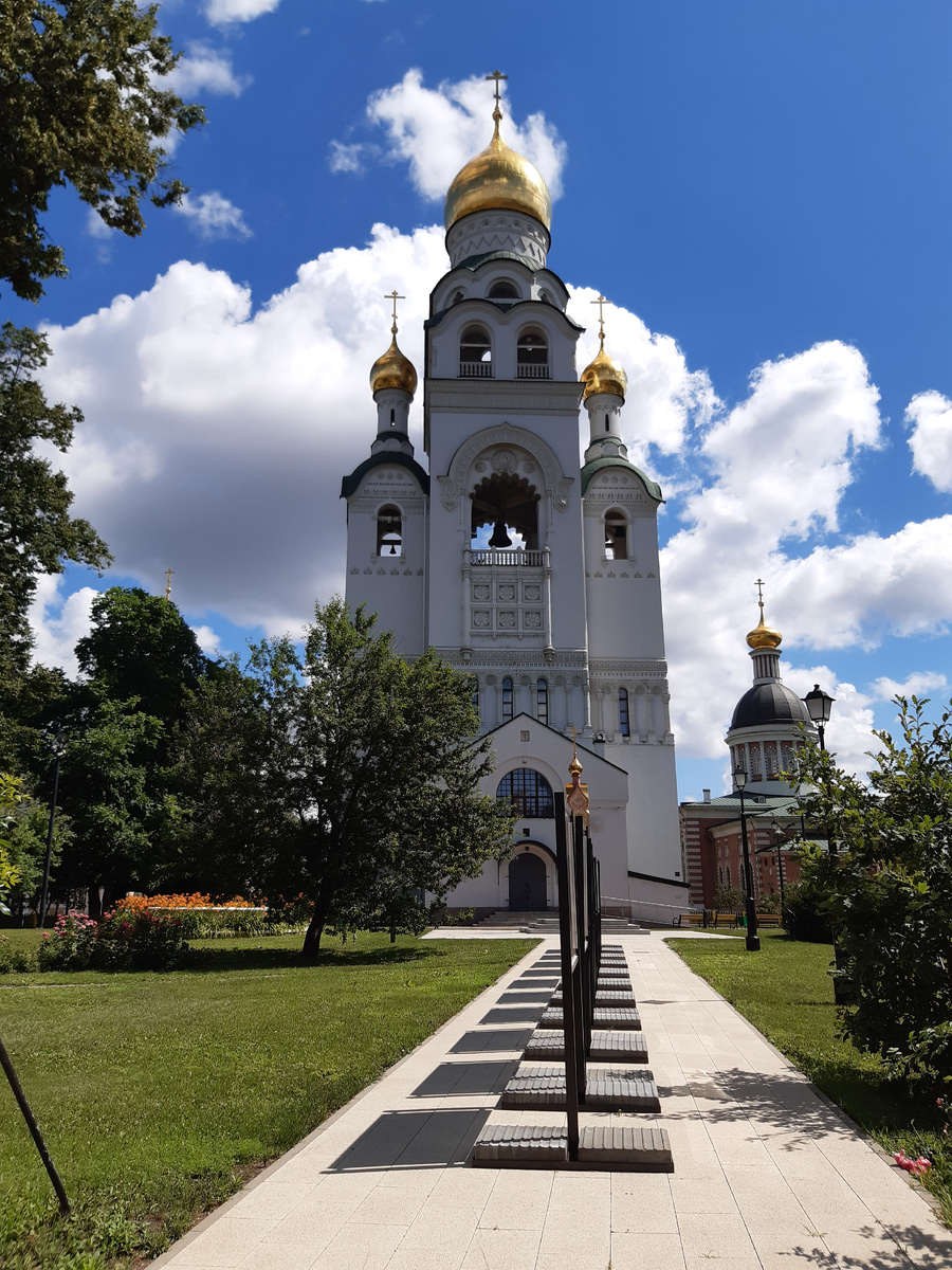 Перед колокольней стенды с фотоотчетами празднования старообрядческих церковных праздников