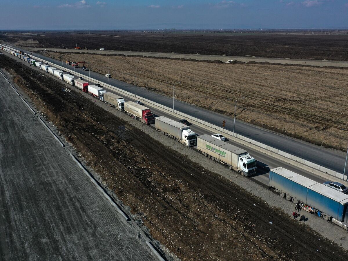    Большегрузные автомобили, скопившиеся на магистрали в республике Северная Осетия© РИА Новости / Денис Абрамов