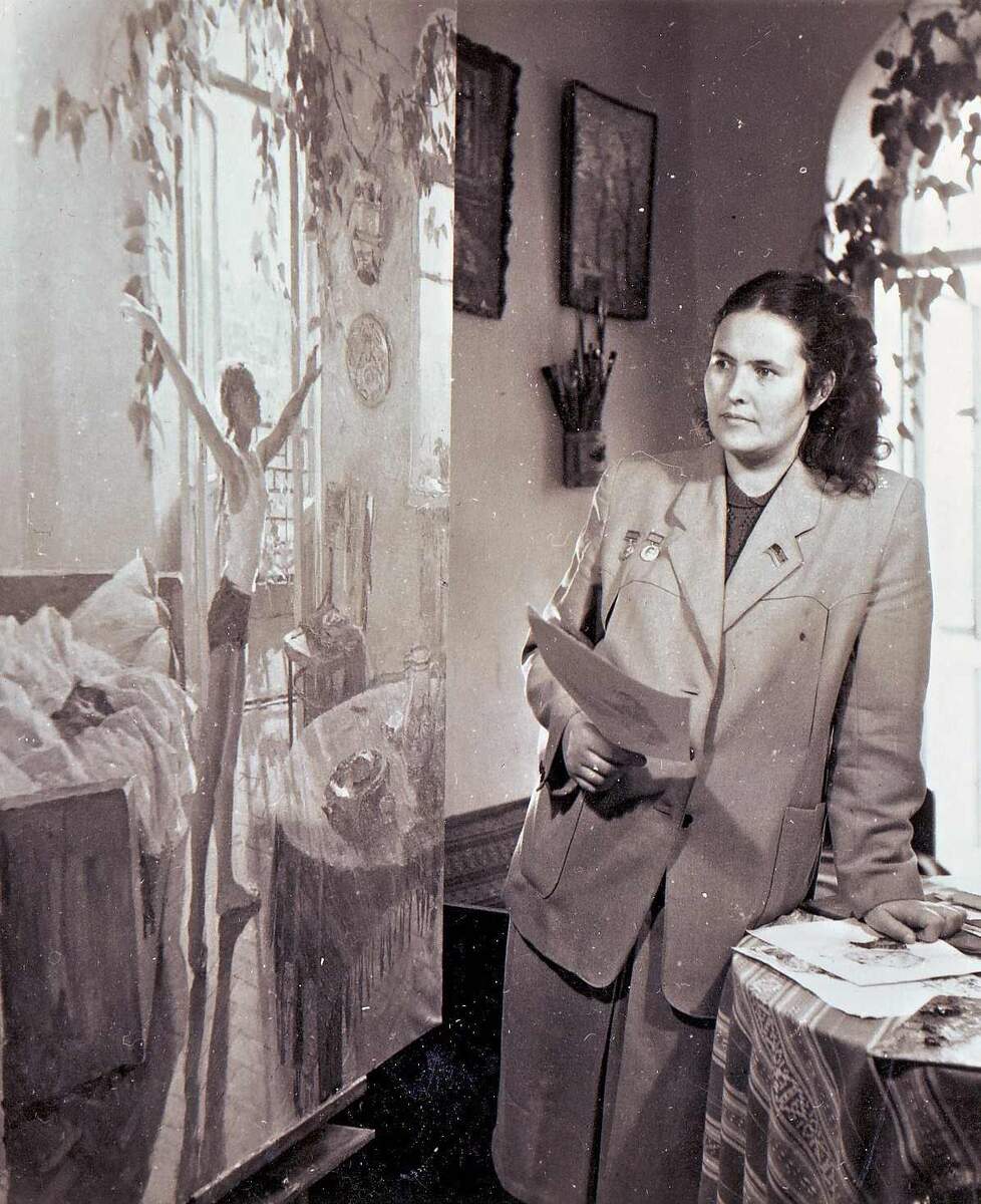 Татьяна Яблонская рядом с картиной «Утро», 1954 г.