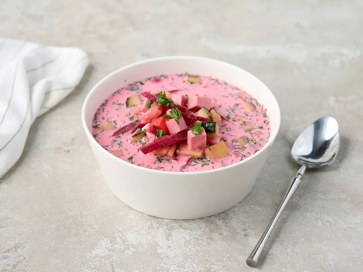 Чтобы окрошка была не только вкусной, но и красивой, сделайте ее на свекольном отваре. У супа получится аппетитный яркий цвет. Кроме того, отвар подчеркнет вкус блюда. Такую окрошку не нужно дополнять ни квасом, ни кефиром. Свекольного отвара будет вполне достаточно.