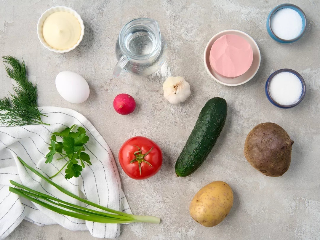 Вымойте овощи. Почистите картофель и свеклу.