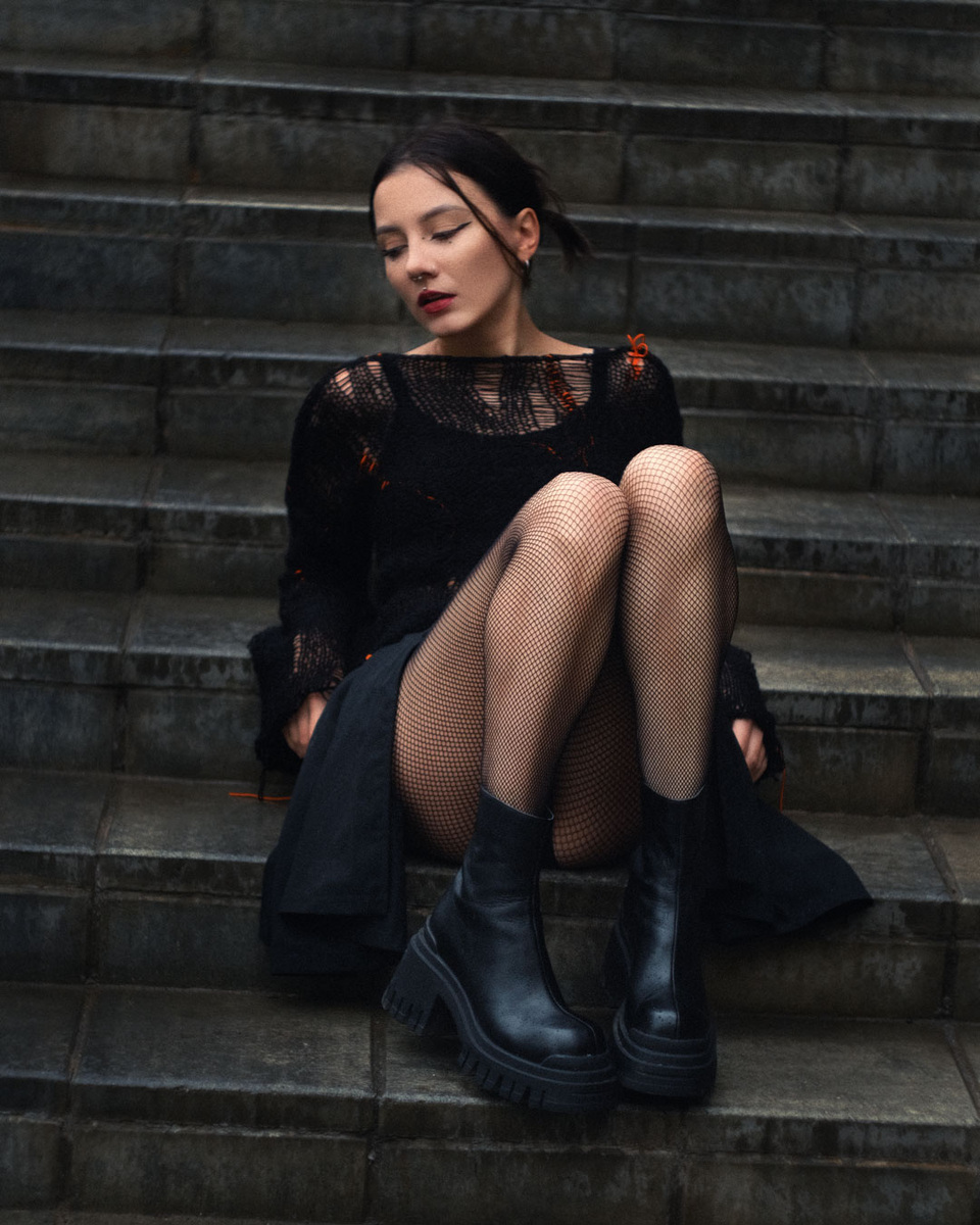 Эта вязаная кофточка стала моей первой покупкой на маркете. Взяла у девочки, которая делает их вручную. Смотрится очень круто!