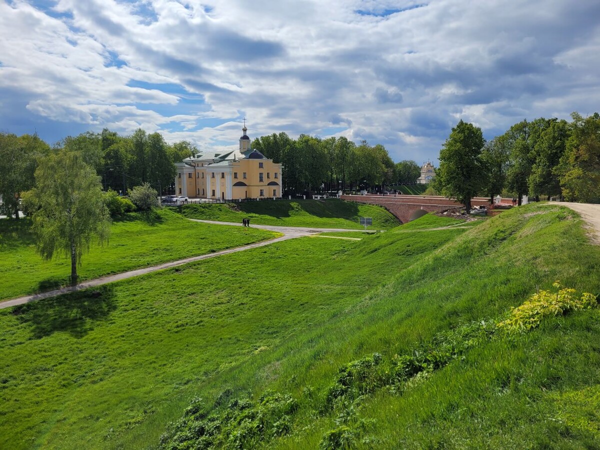 Вид с земляного вала, протянувшегося вдоль Рязанского кремля