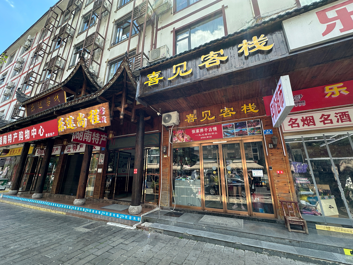 На фото это всё отели и ни одной надписи на английском!) Хорошо что, водитель такси подвёз по адресу, но в итоге мы сначала зашли всетаки не в наш отель, администратор по ваучер проводила нас к себе) ЛИСТАЙТЕ -->