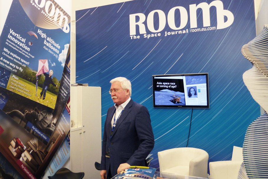 Игорь Ашурбейли – издатель международного космического журнала ROOM во время работы на стенде издания на выставке Paris Air Show. Июнь 2015 года