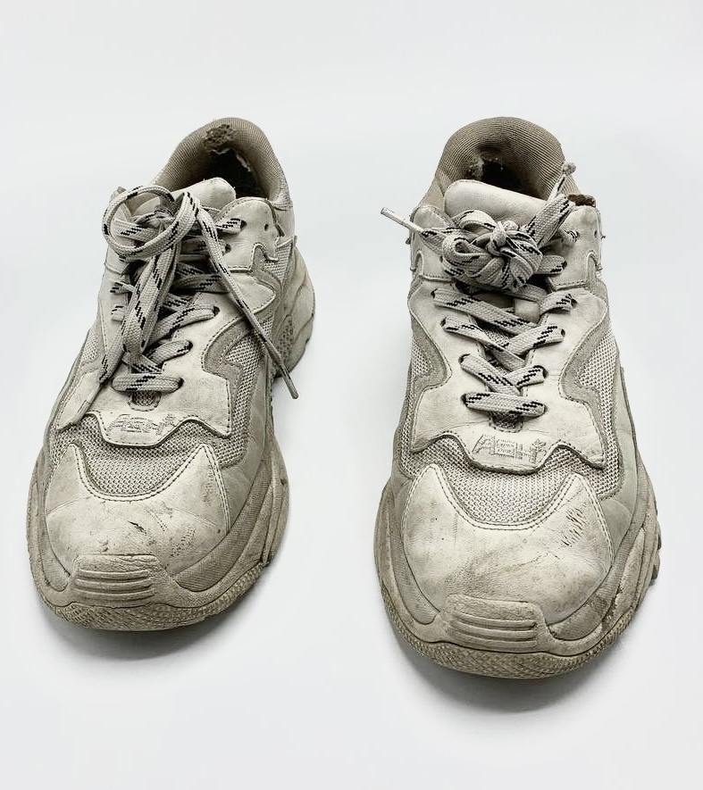 Фото 1.  Пятка на кроссовках бренда ASH «до» замены.