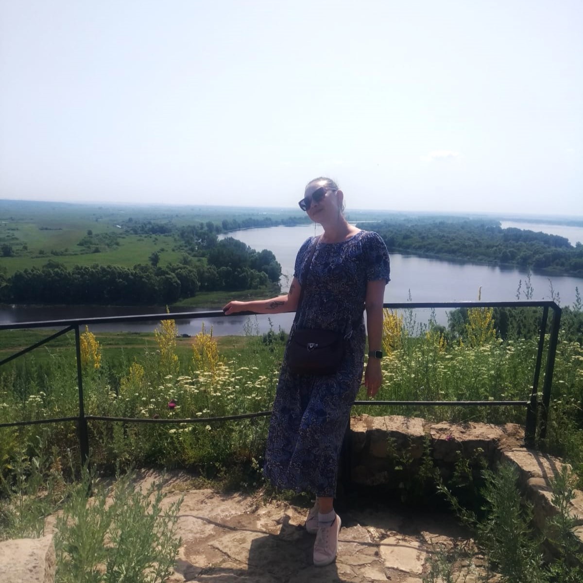 по этой лестнице можно спуститься к реке