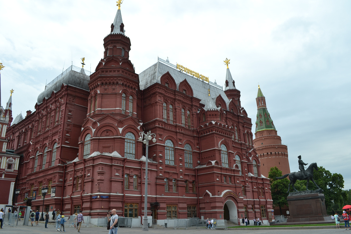 Москва. Государственный Исторический музей. Арка за памятником Георгию Жукову, это выход из музея. Слева перед проходом на Красную Площадь вход на временные выставки, за проходом вход в залы постоянной экспозиции. 11.06.24 г. Фото автора