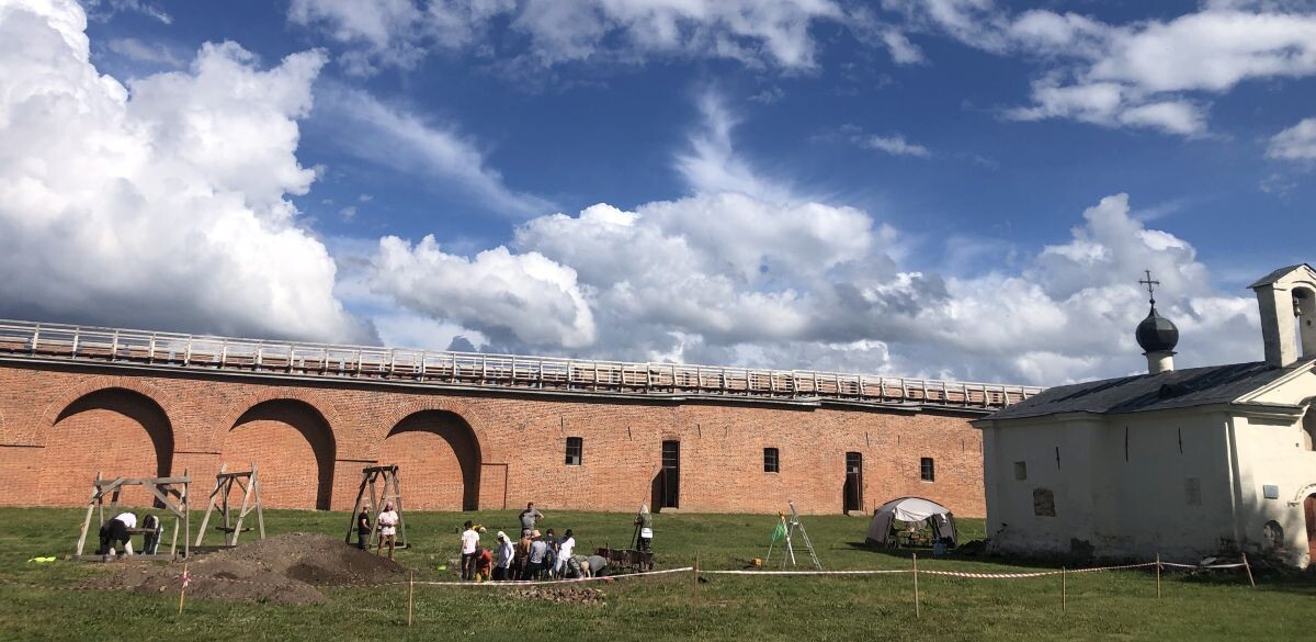Новгородский детинец. Археологические работы возле церкви Андрея Стратилата