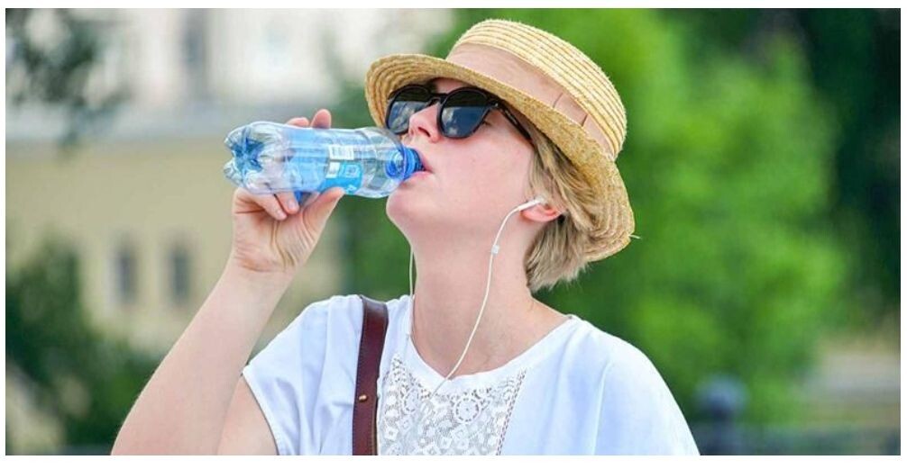     Девушка пьет воду. Источник: mos.ru Автор фото: Ю.Иванко