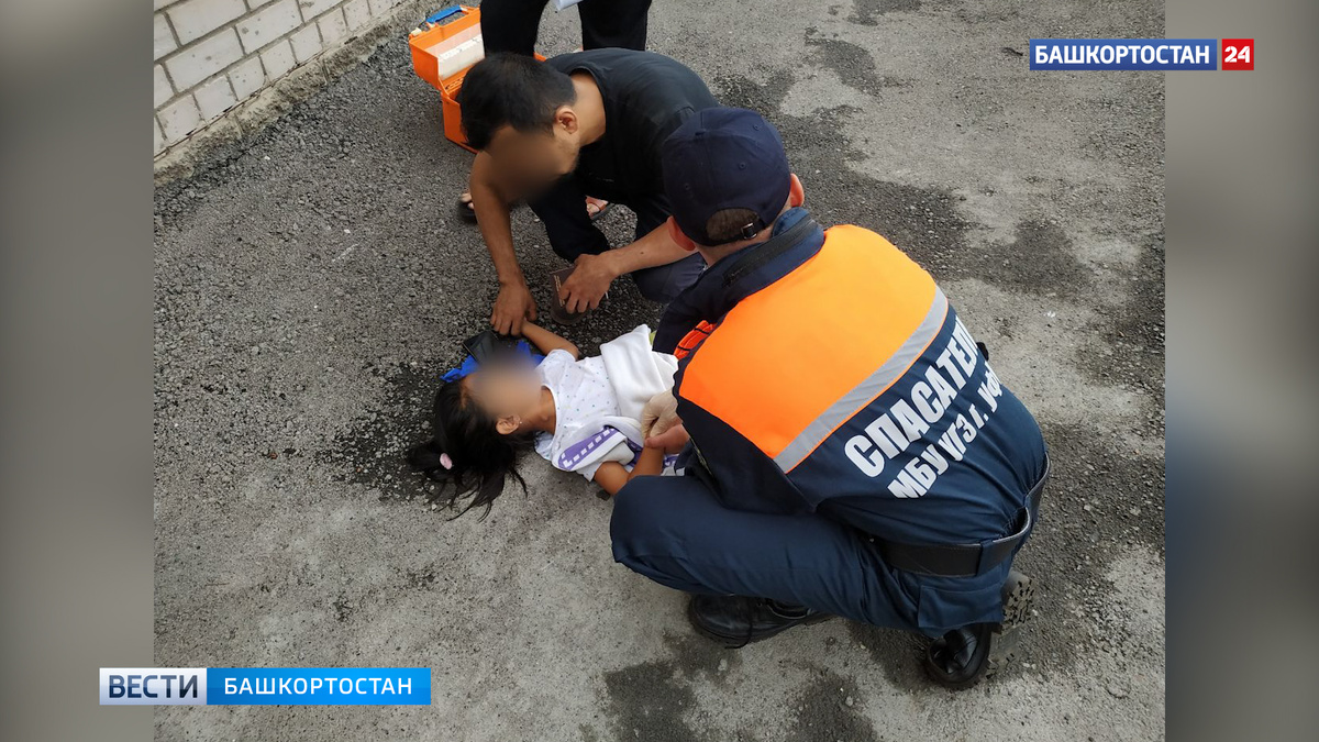    В Уфе девочка выпала из окна шестого этажа, облокотившись на москитную сетку