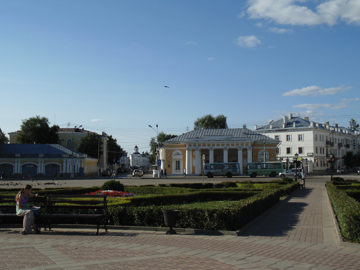 Три фотографии в галерее - Сусанинская площадь.